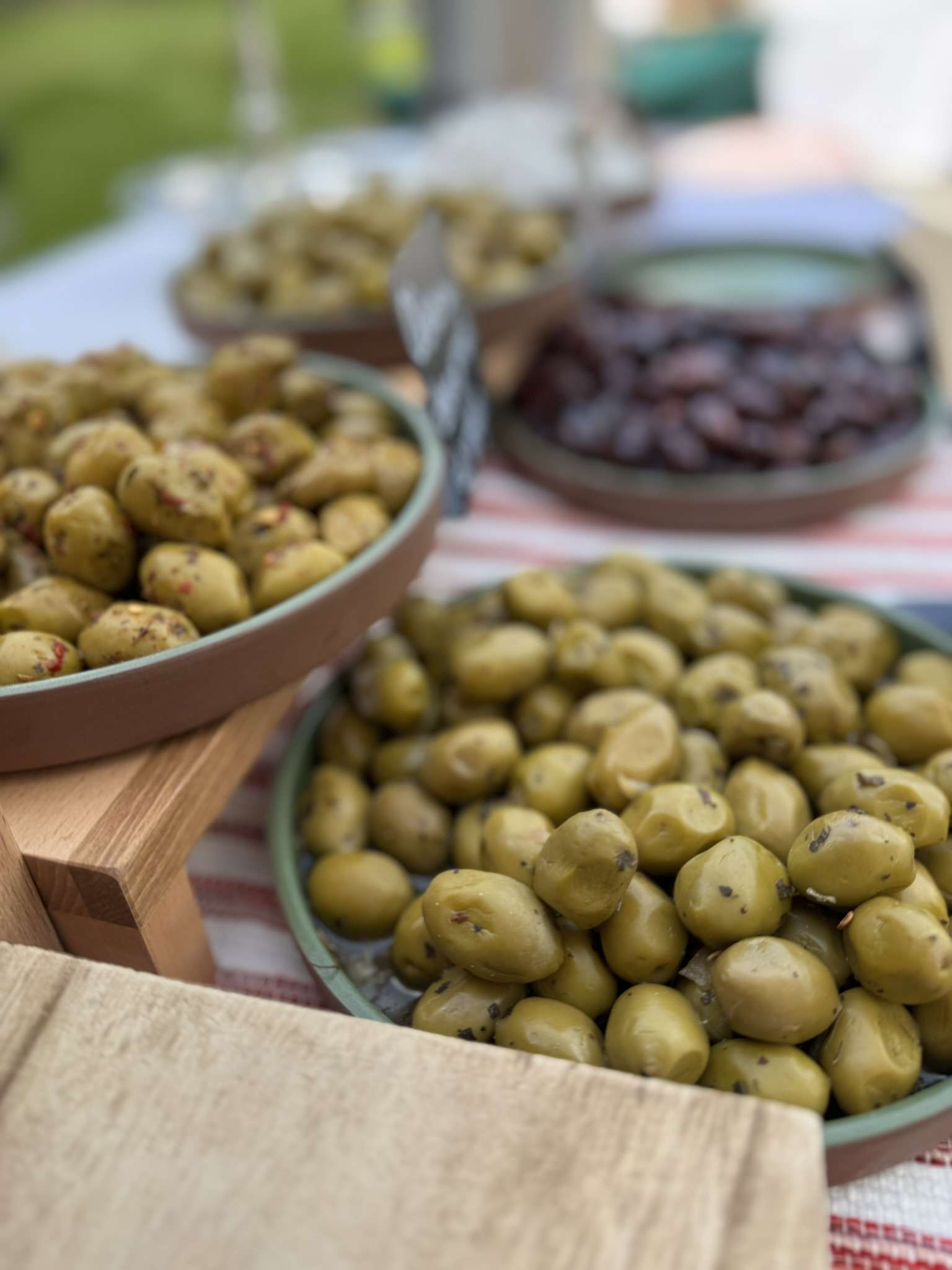 Dix ans de ponts entre la Normandie et la Crète 20 La table de Crée-toi ta fête à Messei : olives de Crète et tzatzíki à partager, avril 2025