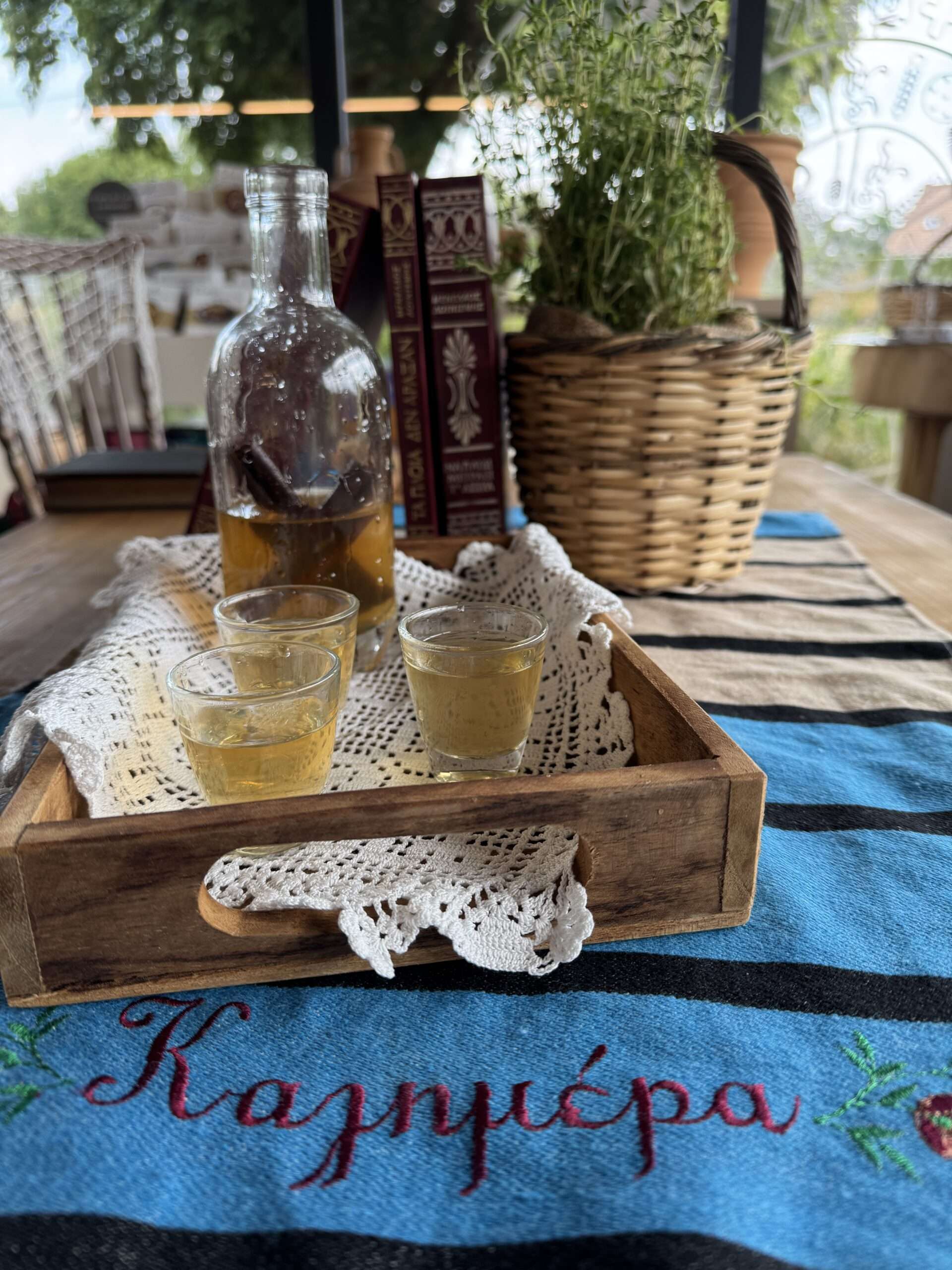 Le raki crétois : degré d'alcool, tsikoudia et rakomelo 2 Bouteille de rakomelo avec bâton de cannelle et trois petits verres de raki