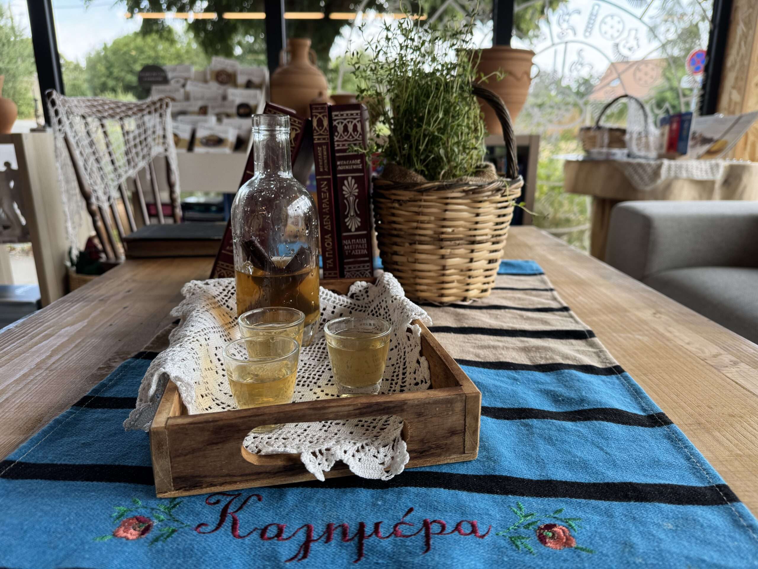 Rakomelo, raki crétois au miel et à la cannelle, servi en petits verres au Prestige Crétois