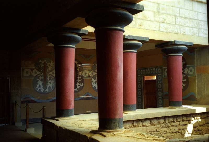 Les colonnes rouges du palais de Knossos, en Crète