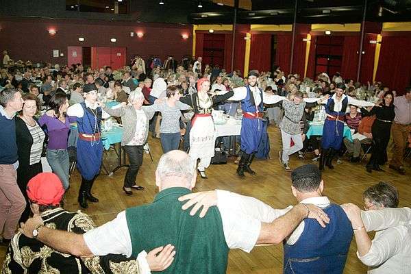 Dix ans de ponts entre la Normandie et la Crète 12 Les danseurs crétois mènent la danse entre les tables du grand dîner crétois, 2016