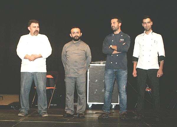 Dix ans de ponts entre la Normandie et la Crète 14 Les chefs crétois et normands sur scène pendant le grand dîner, 2016