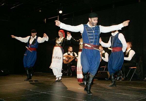 Dix ans de ponts entre la Normandie et la Crète 13 Danseurs crétois en costume sur scène, 2016