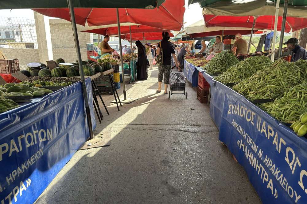 Etal de legumes et d herbes sur un marche cretois