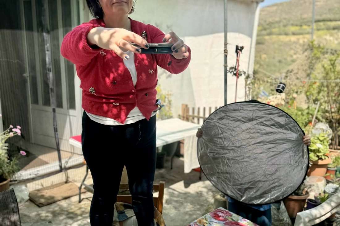 Maria Kassotaki photographie une table de plats grecs en Crete