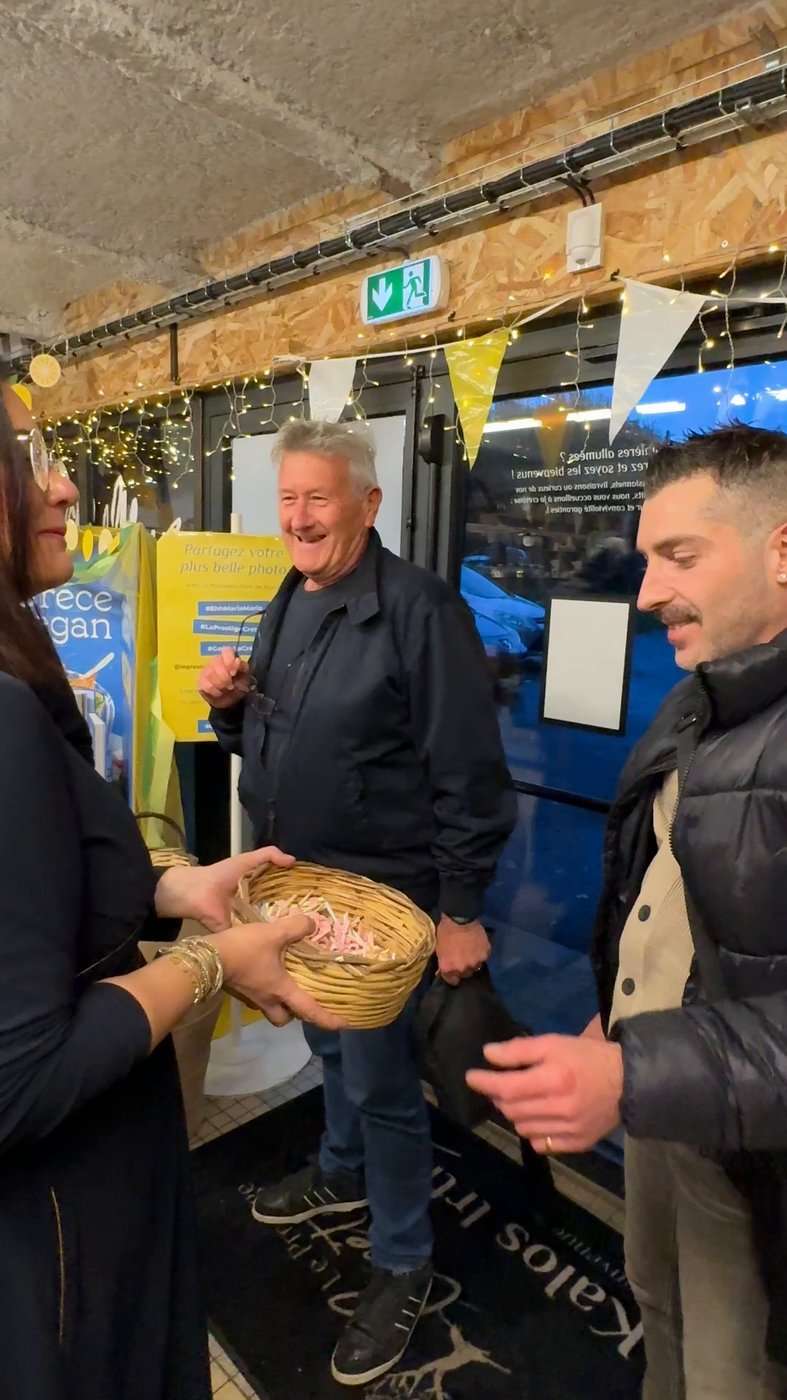 À l'entrée de la boutique, chaque invité tire un bonbon aux mantinades dans la corbeille