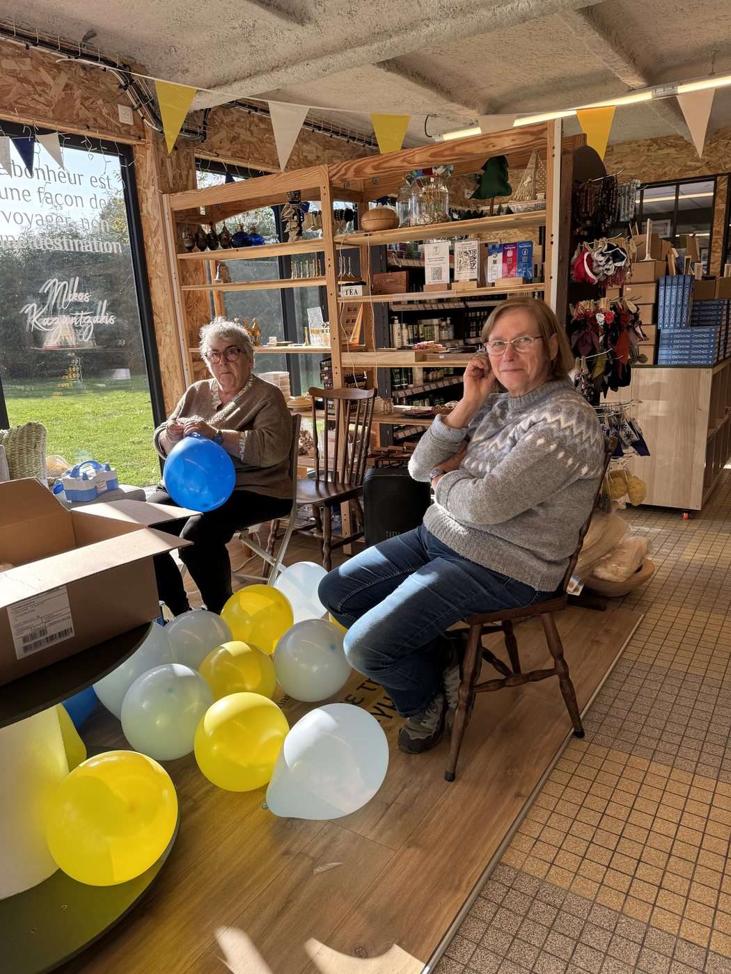 Les ballons jaunes et bleus gonflés la veille de la soirée de lancement de Grèce vegan