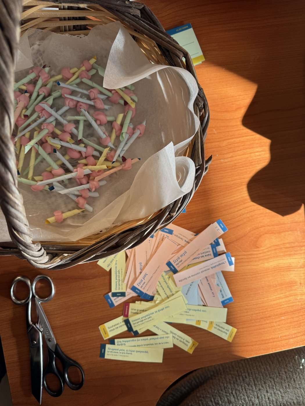 Une corbeille de papiers roulés pour les bonbons à mantinades, recette de la page 132 du livre Grèce vegan