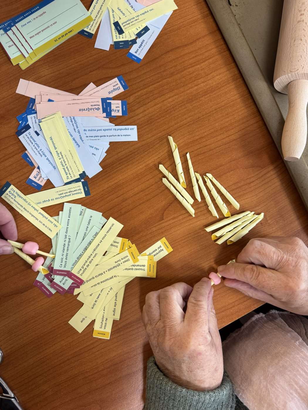 Les petits papiers des bonbons à mantinades, roulés à la main avant la soirée de lancement de Grèce vegan