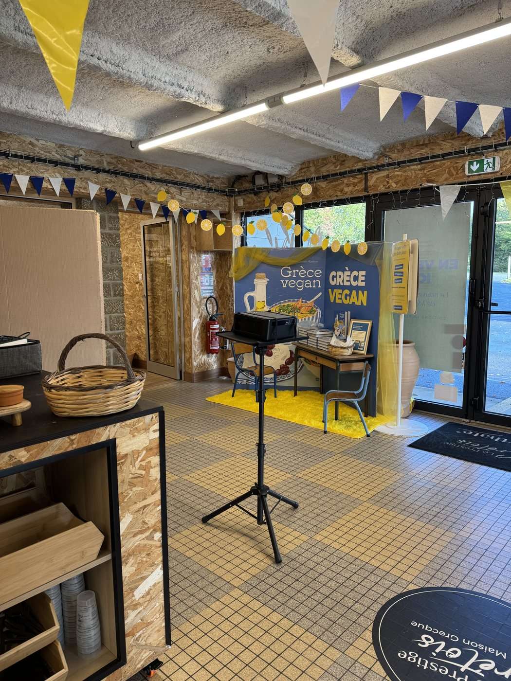 La boutique décorée de fanions jaunes et bleus pour le lancement du livre Grèce vegan