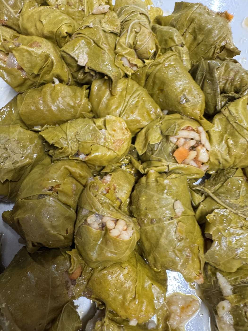 Les dolmadakia, feuilles de vigne farcies du livre Grèce vegan, au buffet de la soirée