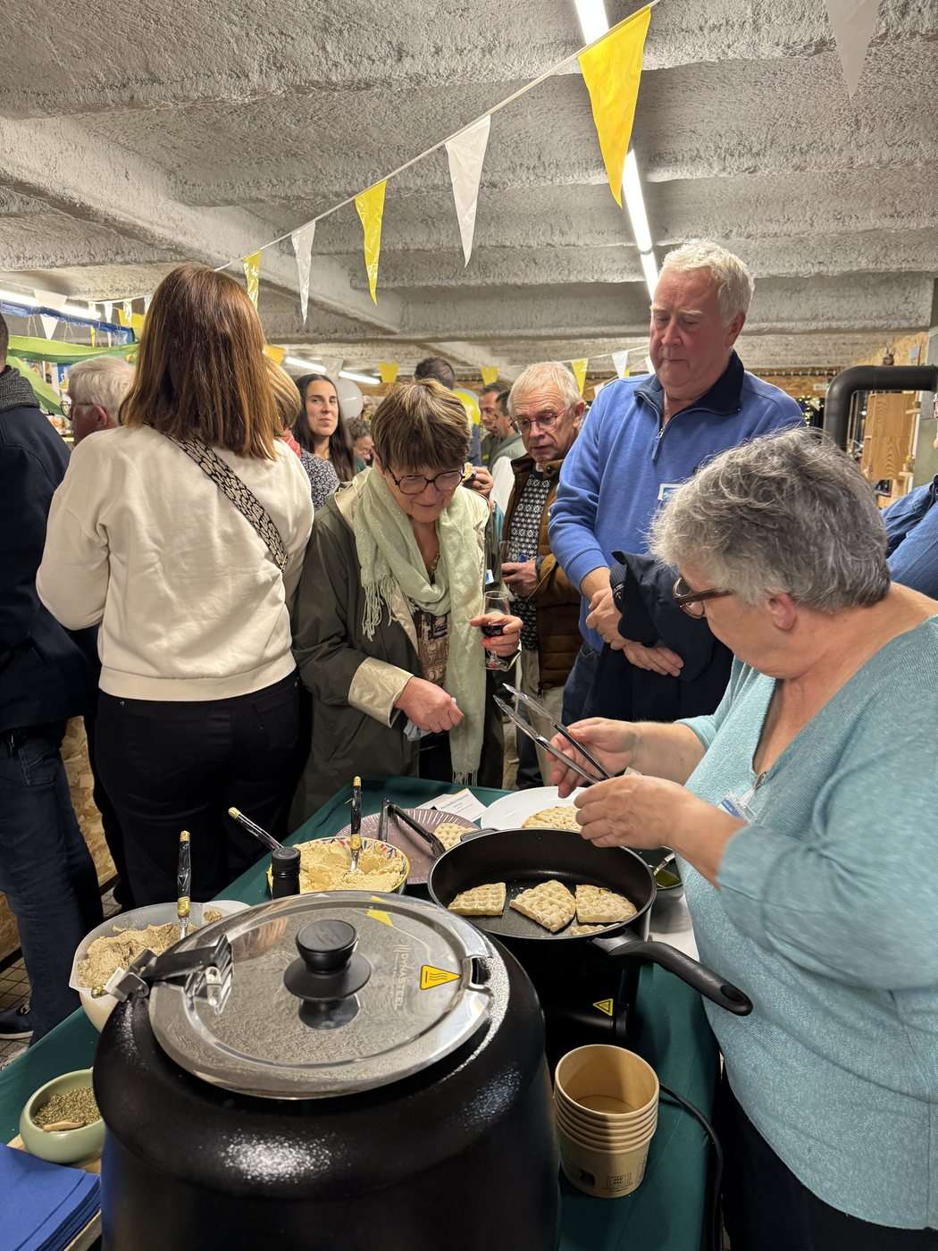 La fasolada servie chaude au buffet de la soirée de lancement, recette du livre Grèce vegan
