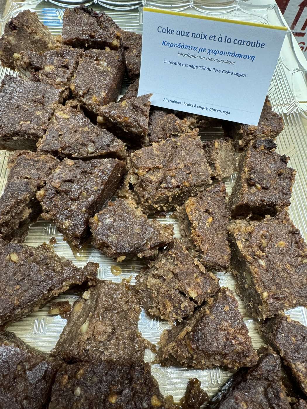 Le gâteau aux noix et à la caroube du livre Grèce vegan, au buffet de la soirée