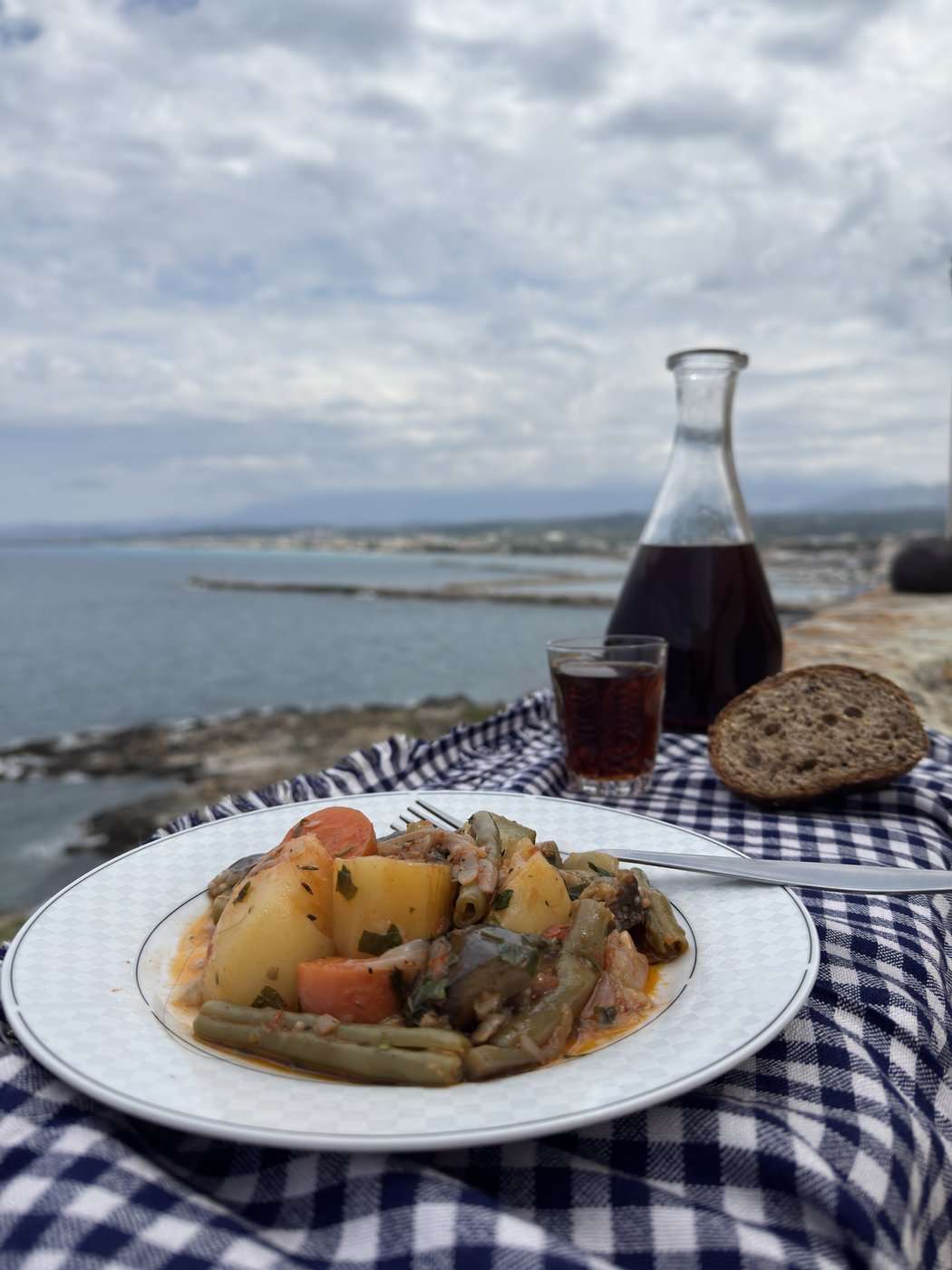 Grèce vegan, mon livre : la visite en avant-première, trois jours avant sa sortie 18 La sofegada, légumes du jardin à la crétoise, photographiée sur les remparts de Réthymnon face à la mer, pour le livre Grèce vegan