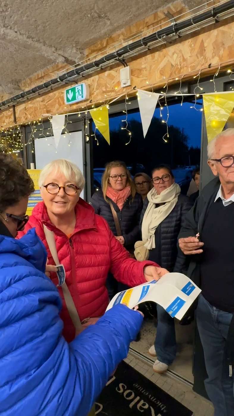 Une invitée déroule et lit son papier de mantinade à son arrivée