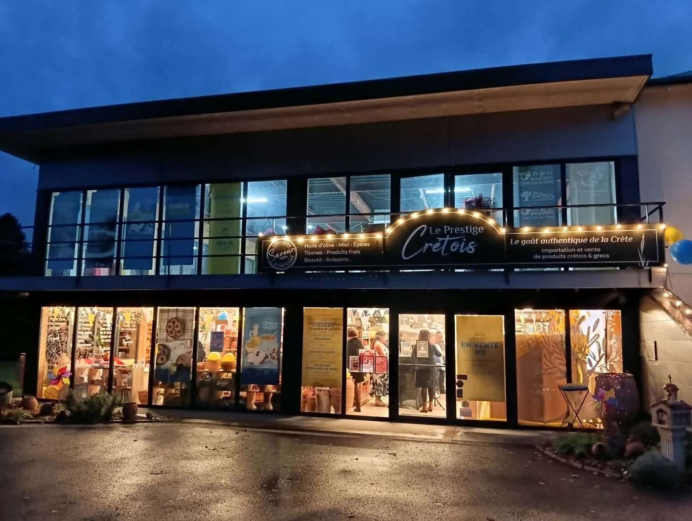 La boutique Le Prestige Crétois à Messei, illuminée le soir du lancement du livre Grèce vegan, 22 octobre 2026