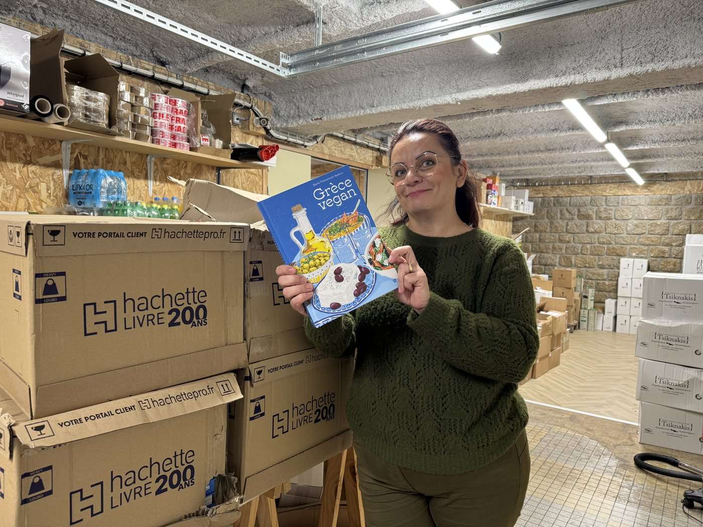 Les cartons des livres Grèce vegan arrivés à la boutique de Messei le 21 octobre 2026