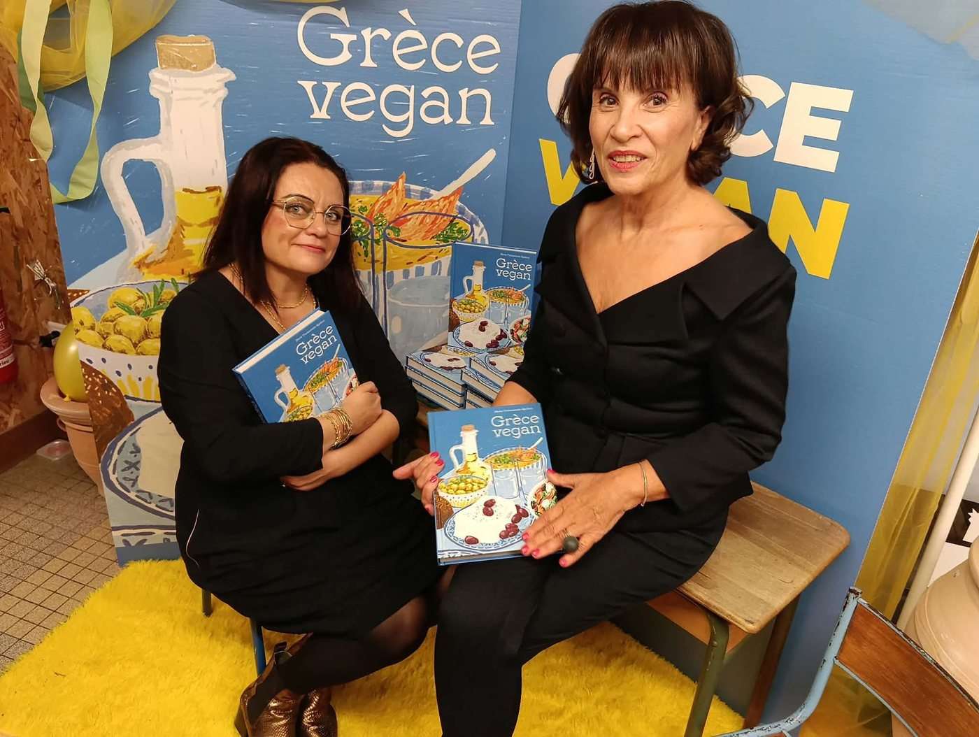 Maria Thalassinaki-Radoux et Sofia Malandraki-Krasoudaki, présidente du Conseil régional de Crète, avec le livre Grèce vegan