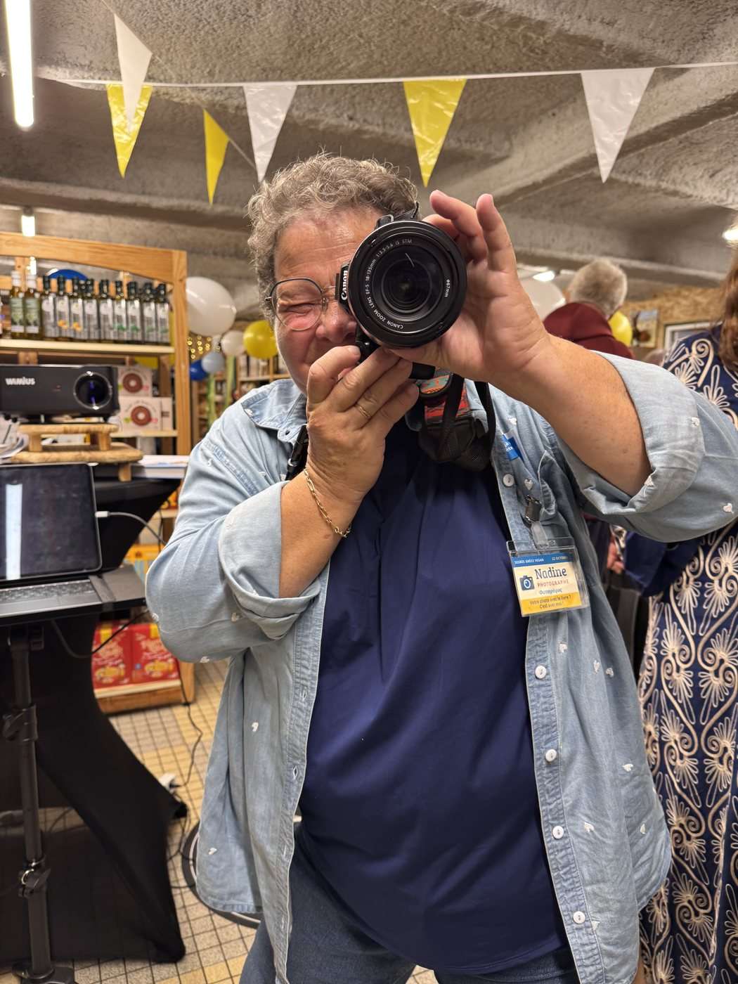 Nadine, la photographe de la soirée de lancement de Grèce vegan, appareil à la main
