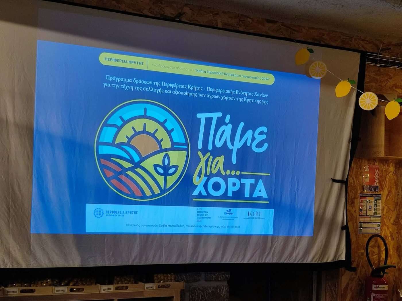 Le programme crétois Pame gia chorta projeté à l'écran pendant la soirée de lancement de Grèce vegan