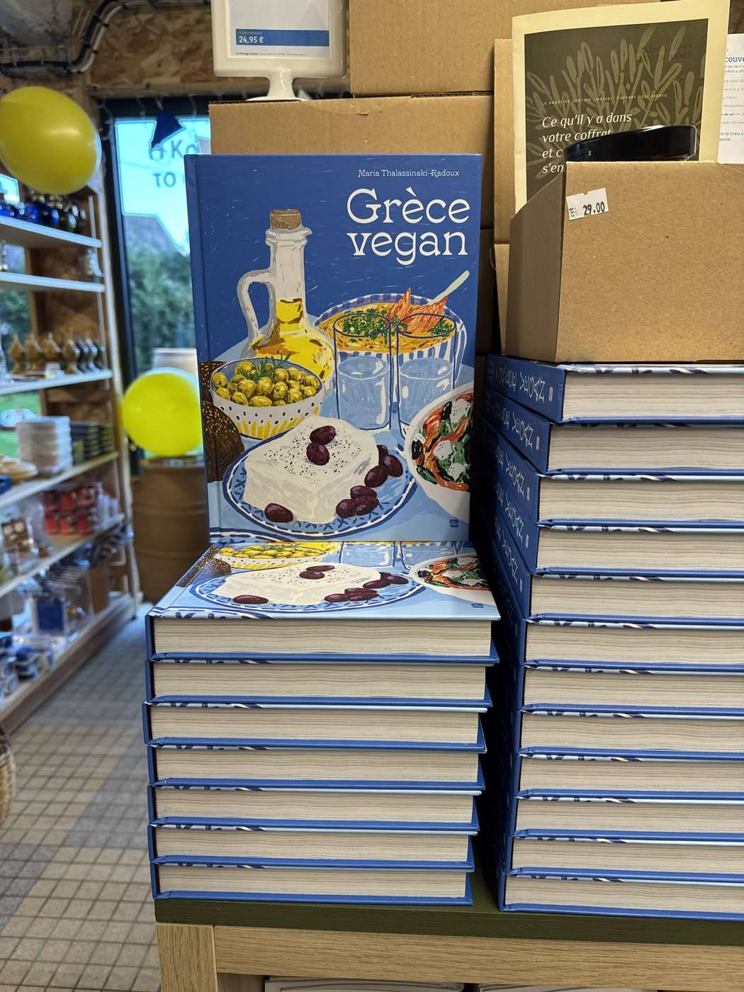 Une pile de livres Grèce vegan à la boutique Le Prestige Crétois, à Messei