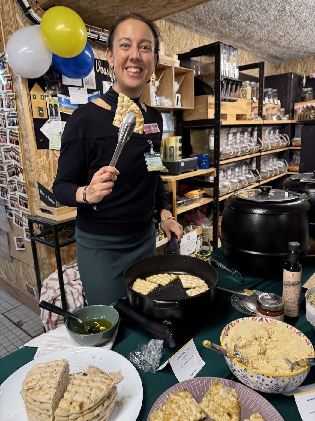 Les pitas chauffées à la poêle à l'huile d'olive devant les invités, buffet de la soirée Grèce vegan