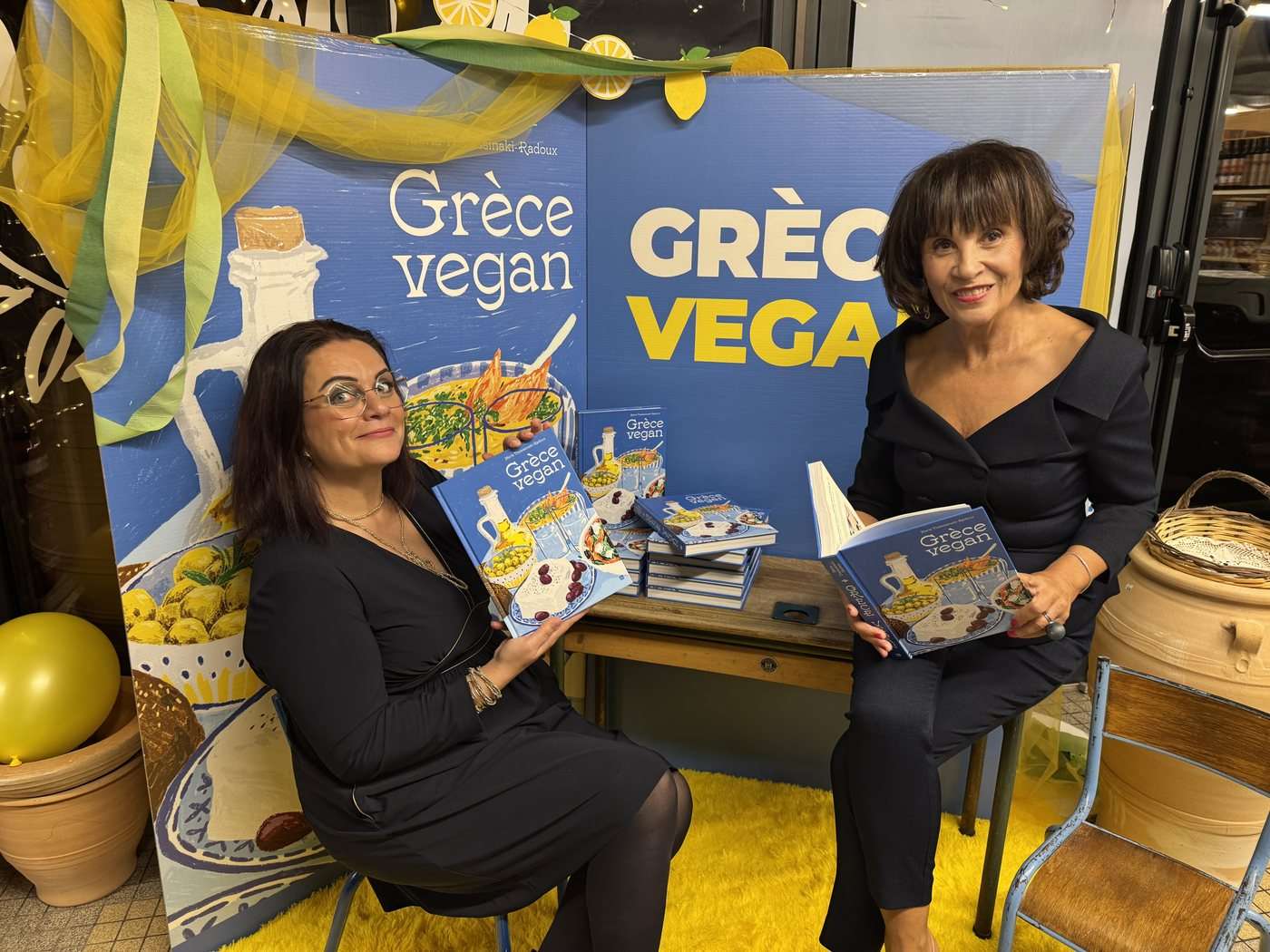 Sofia Malandraki-Krasoudaki feuillette le livre Grèce vegan au coin photo, à Messei
